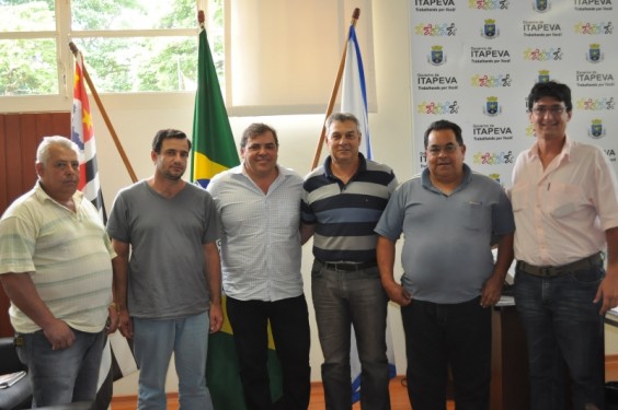 O prefeito Roberto Comeron e o secretário de Agricultura Rafael Campolim juntos de profissionais ligados ao setor leiteiro de Itapeva.