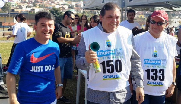 Secretário municipal de Esportes Rogério Papita, Comeron e vice-prefeito Geraldo Gegê na abertura dos eventos.abertura 