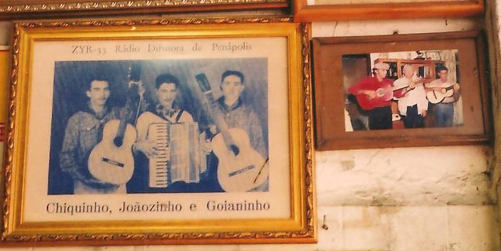 Na foto maior o trio Chiquinho, Joãozinho e Goianinho, na época em que se apresentava na Radio Difusora de Penápolis. Observa-se na parte de cima da foto o prefixo da emissora. Foto Lúcio Lisboa.