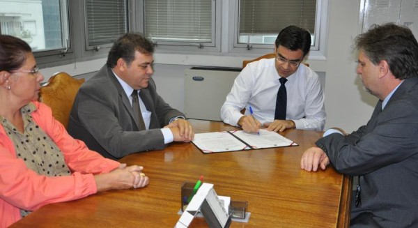 Terezinha da Paulina, prefeito Comeron, secretário Rodrigo Garcia e Marco André de Oliveira