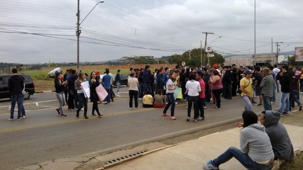 Estudantes na entrada da cidade fechando o trânsito em manifestação contra a prefeitura no mês de junho.