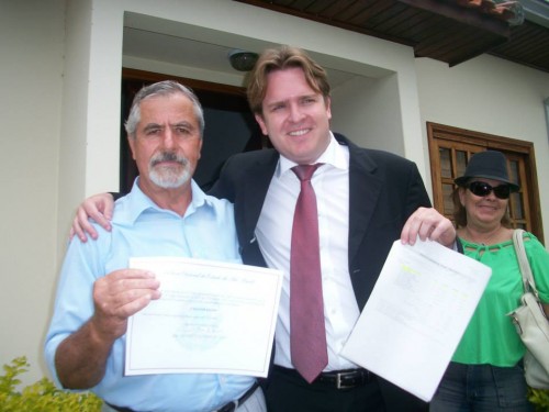O vice-prefeito Jurandir Baena e o filhe de Carlos Eduardo Ribeiro Branco. Foto da jornalista Rosy Marya