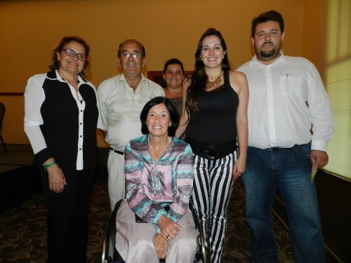 Secretária Gibinha à esquerda e os demais membros de Campina do Monte Alegre com  a deputada Célia Leão.