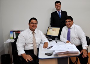 Os advogados Dr. João Ricardo e Marcélus Gonsales e o presidente da Subseção OAB, Dr. Adilson Marcos dos Santos