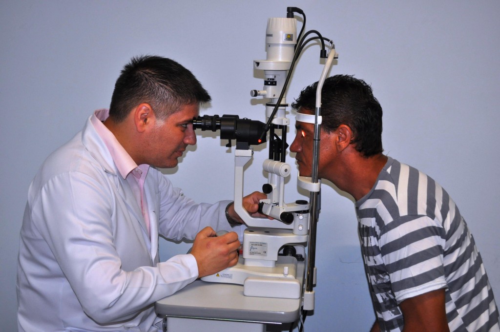 Dr. Flávio examina o paciente Miguel