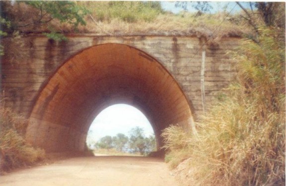 Estrada do túnel sob a rodovia Raposo Tavares. 