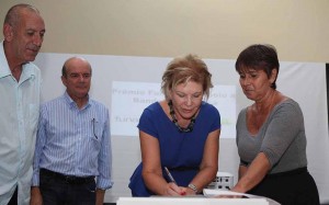 Ministra Marta Suplicy assina a entrega dos prêmios observada pelo vice-prefeito de Itapeva Geraldo Almeida.