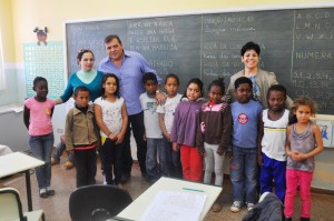 Em sua visita a comunidade quilomobola o prefeito conversou com professores e almoçou com os alunos da EM Juarez Costa.