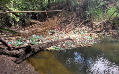 Ribeirão é bloqueado pelo lixo e prefeitura de Angatuba não atende a reclamação