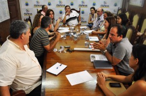Prefeito Comeron coordena reunião de planejamento das ações contra a dengue no município.