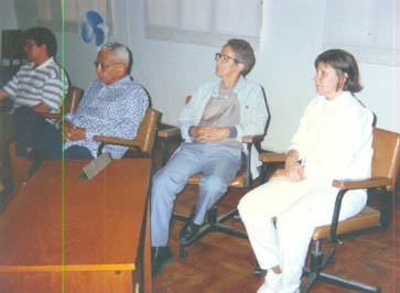 Dr. Renato, de camisa azul, à direita do então prefeito Lélio Moura, na câmara de Angatuba, no ano de 1995
