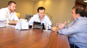 Prefeito-Comeron à direita, no encontro com o ministro Gilberto Kassab ocorrido no mês de março em São Paulo