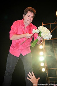 Daniel recebendo flores no show de 2012 em Angatuba. Foto : Renan Di Carli.