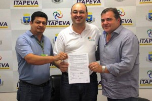 Representantes da Elektro exibem o contrato com o prefeito Roberto Comeron (à direita)