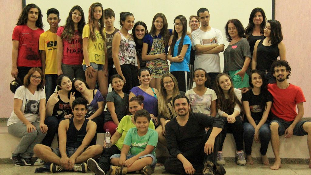 O diretor de teatro Márcio Gouveia com alunos da oficina de teatro oferecida pela Secretaria Municipal de Cultura e Turismo