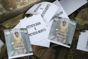 Panfletos contra o PT e o governo distribuídos no velório do ex-presidente da Petrobras e do PT José Eduardo Dutra