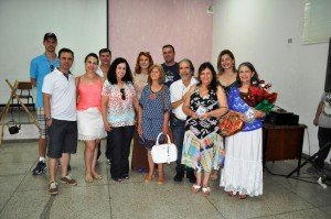 A escritora Maria Olinda Rodrigues e seus familiares no evento cultural. 