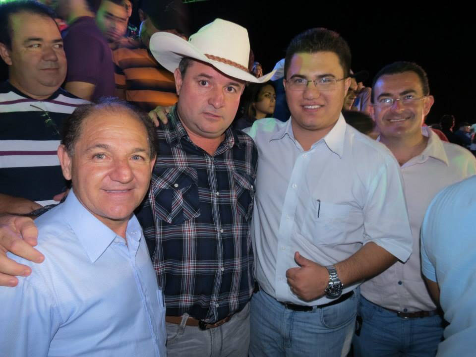 Missionário Olimpio, primeiro da esquerda para a direita, e Rodrigo Moraes, terceiro da esquerda para a direita, com integrantes do grupo do prefeito Calá, na festa do peão de 2014.
