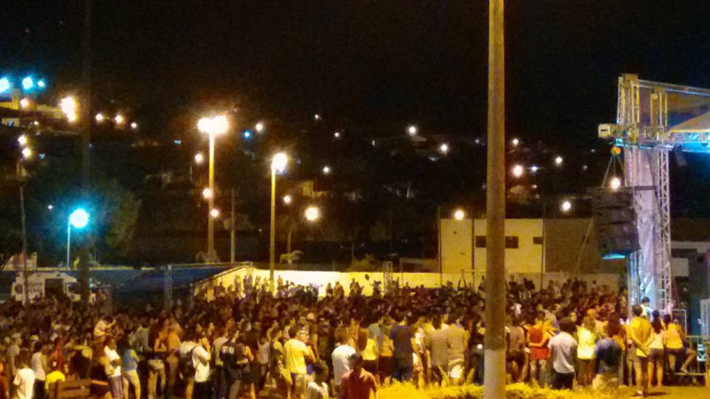 Público assiste show de Gabriel, O Pensador, na praça de Eventos Zico Campolim, em Itapeva.