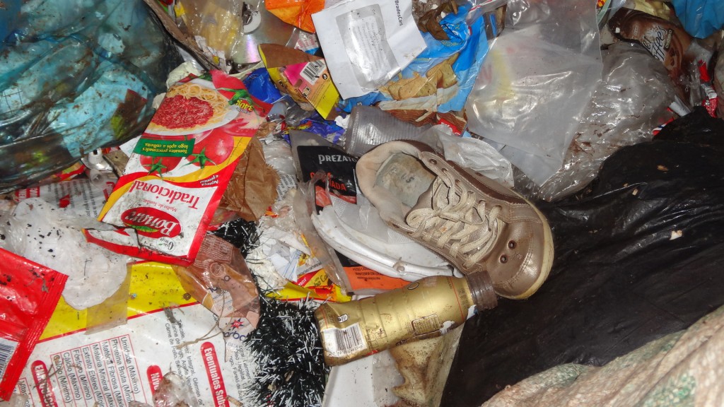 Lixo reciclável em vala do aterro sanitário, uma das práticas da administração Calá.