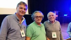 Márcio Abdelnur, à esquerda, com o coordenador do Programa Municipio Verde Azul, José Walter Figueiredo e o professor César Ribeiro, em  encontro do meio ambiente em Itapetininga na semana passada.