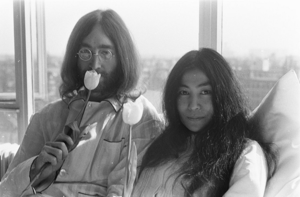 Bed-In_for_Peace_Amsterdam_1969_-_John_Lennon__Yoko_Ono_16
