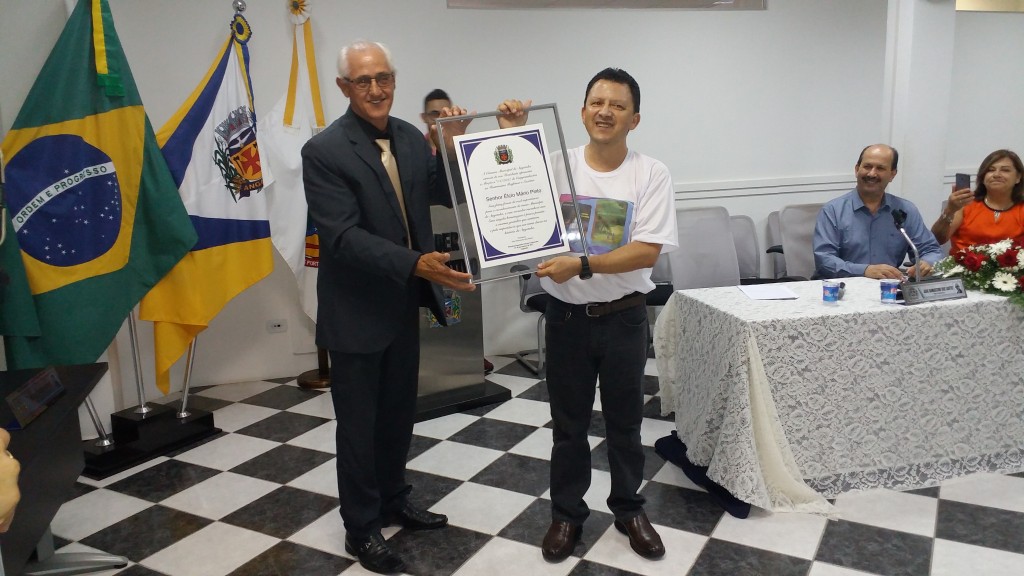 Élcio recebe placa em sua homenagem das mãos do presidente da câmara João Damasceno.
