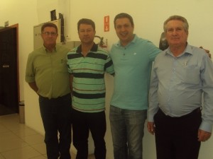 Izar, o terceiro da esquerda para a direita com o vereador atual Pedro das Dores Hergessel e com os vereadores da gestão  2013/2016  Benedicto dos Santos Júnior e Bras Rochel.