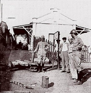  Soldados do Exército Nacional na estação ferroviária de Buri, durante a Revolução Constitucionalista. Foto tirada por Thobias Pezzoni e publicada na revista Semana edição de 19 de setembro de 1932.