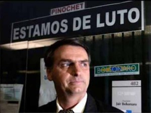 Bolsonaro colocou faixa em frente a seu gabinete lamentando a morte do ditador chileno Augusto Pinochet, em 2006. Pinochet, em sua ditadura de 17 anos determinou milhares de torturas e mortes de adversários e até de aliados que num momento ou outro não concordava com ele. 