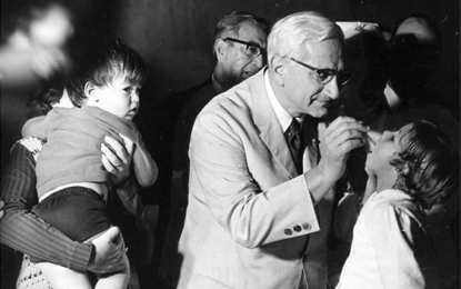 Não foi só a meningite: ditadura mentiu e ocultou dados sobre a pólio, denunciou Albert Sabin