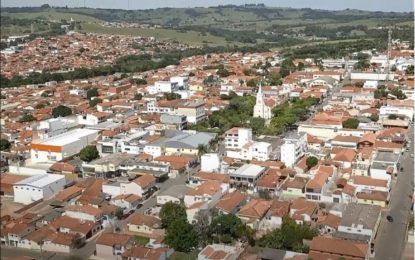 Segundo dados do IBGE , os nomes que mais existem em Angatuba são Maria e José e sobrenomes Santos, Oliveira e Silva